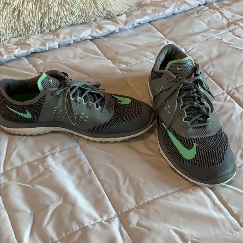 Women’s Nike tennis shoes